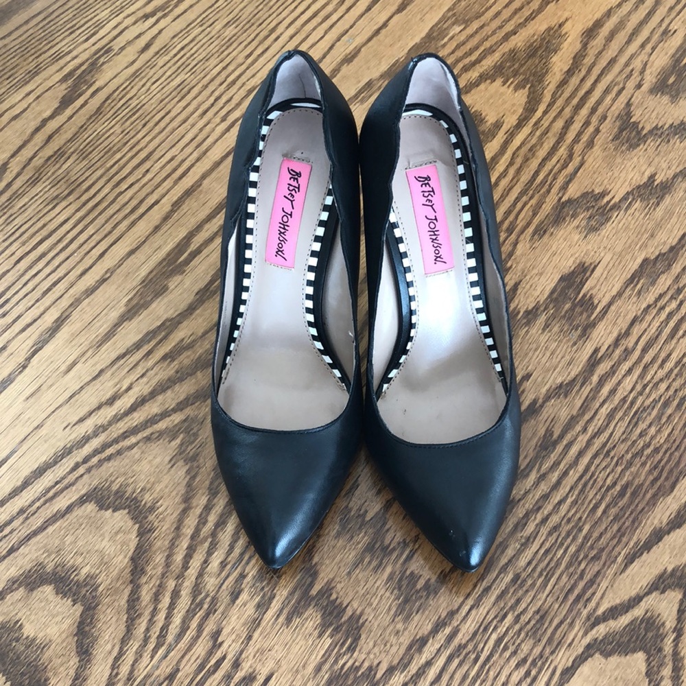 BETSEY JOHNSON BLACK HEELS Size 7